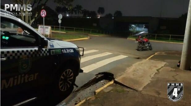 Imagem de compartilhamento para o artigo Menor é flagrado pilotando moto com maconha no bolso em Chapadão do Sul da MS Todo dia